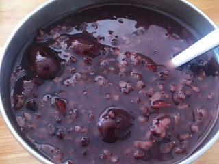 6、黑米红枣粥,盛入碗中，喜欢吃甜一点的可以放点糖，我家因为有孩子吃，就没放糖