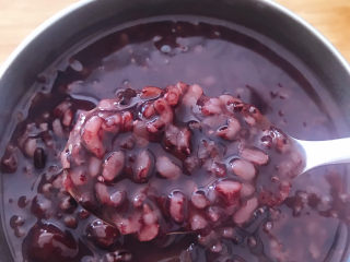 7、黑米红枣粥,成品图，红枣煮的很烂，吃上一口，黑米的软糯糯的，红枣香甜可口，超级好吃，大人小孩都喜欢吃，小宝宝喝可以把红枣核去掉，皮剥了，用料理机打成黑米红枣糊。