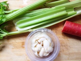 1、清炒西芹百合胡萝卜,食材。