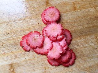 4、清炒西芹百合胡萝卜,胡萝卜切薄片。