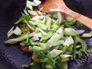 7、清炒西芹百合胡萝卜,然后倒入西芹翻炒片刻。