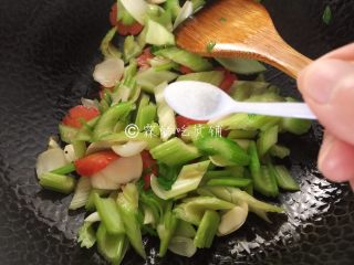 9、清炒西芹百合胡萝卜,加盐后翻炒均匀。