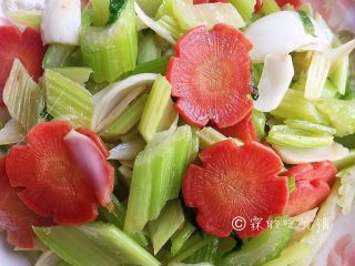 11、清炒西芹百合胡萝卜,美美哒。