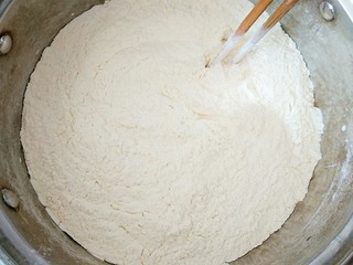 1、梅菜猪肉包,把酵母，白砂糖，食用盐，小苏打，无铅泡打粉加入面粉里，搅拌均匀，再打入两个鸡蛋，加入适量水，用筷子搅拌均匀