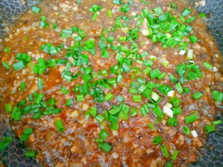 13、梅菜猪肉包,最后撒上葱花搅拌均匀即可关火