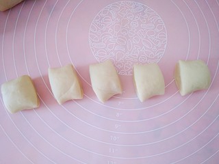 15、梅菜猪肉包,把面团取出来进行排气，再把它搓成长条，再分成相等的剂子