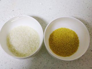 1、菠萝双米粥,将两种米淘洗干净，倒入电饭锅中，加入合适的水量，煮粥开始。