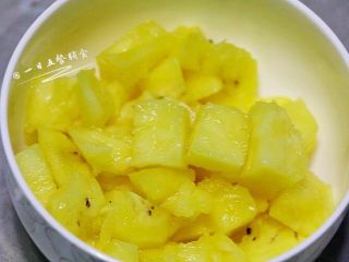 2、菠萝双米粥, 菠萝切丁。