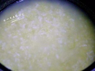 3、菠萝双米粥,电饭锅煮好后，粥就变得很浓稠了，这时下入菠萝丁，焖几分钟就可以了。