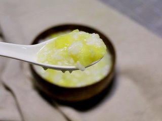 4、菠萝双米粥, 出锅前尝一下，如果是比较酸的菠萝，就加点糖。享用吧。