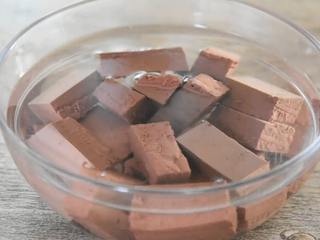 2、做一碗健康又美味的“鸭血粉丝汤”秘诀在这,清水放入适量的盐，倒入鸭血泡去腥味