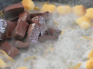 10、做一碗健康又美味的“鸭血粉丝汤”秘诀在这,放入粉丝、鸭血