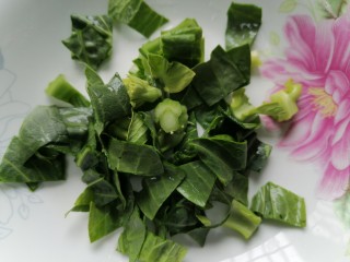 4、鲜虾砂锅粥,青菜洗干净切成小段