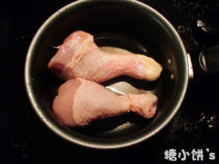 1、孜然牙签鸡肉串,鸡腿洗净。去毛