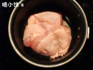 2、孜然牙签鸡肉串,剔去鸡腿骨