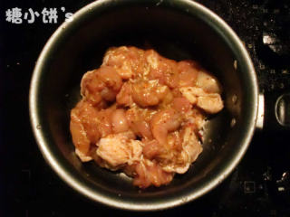 4、孜然牙签鸡肉串,加入所有调味料列表里的调味料揉捏5分钟后腌制过夜