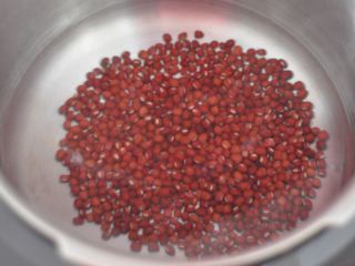 3、重阳糕,红豆加水，放入电压力锅中，煮至豆子绵软。