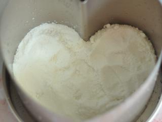 11、重阳糕,先往里舀一些米粉铺平。