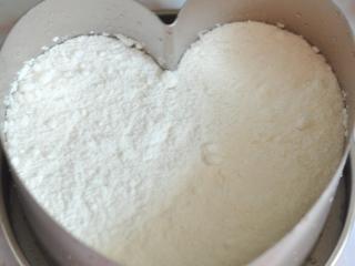 13、重阳糕,再撒一层米粉，铺一层红豆，最上层还是米粉。