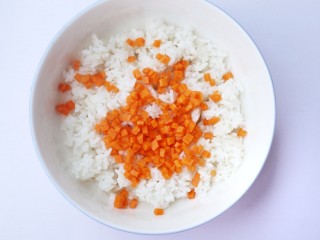 5、西兰花肉松芝士饭团,加入胡萝卜碎。
