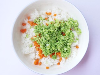 6、西兰花肉松芝士饭团,加入西兰花碎。