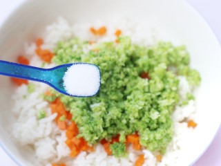 7、西兰花肉松芝士饭团,加一小勺盐。