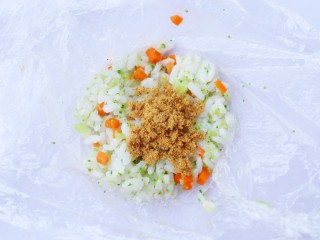 10、西兰花肉松芝士饭团,按扁后加入肉松。