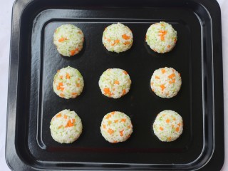 13、西兰花肉松芝士饭团,将所有饭团全部做好，摆入烤盘中。