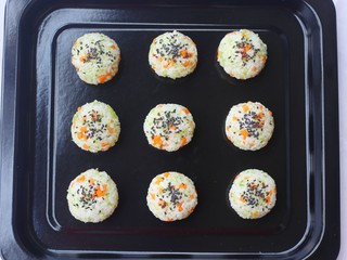 14、西兰花肉松芝士饭团,顶部撒上黑芝麻。