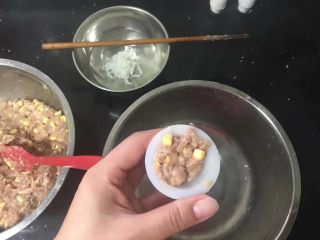 11、黑胡椒脆皮玉米香肠,灌入肉馅。