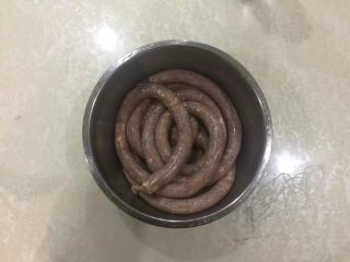 12、黑胡椒脆皮玉米香肠,灌好的香肠。