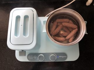 14、黑胡椒脆皮玉米香肠,小锅中倒入适量的凉水,放入香肠。