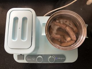 16、黑胡椒脆皮玉米香肠,等锅中的水快要沸腾前转中小火,一直处于微沸的状态煮20分钟即可(全程不要盖盖子)。