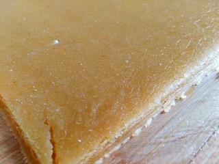 7、美味茶点——粗粮炉果,用刮板修整一下，切去不整齐的边缘