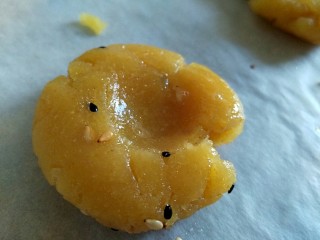 10、美味茶点——粗粮炉果,切去的边边角角，朵妈嫌费事，直接做成饼状，轻轻用拇指按了一下，也很漂亮，对吧！