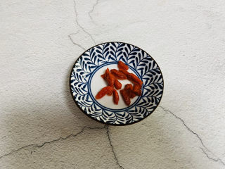 3、苹果小米粥,枸杞