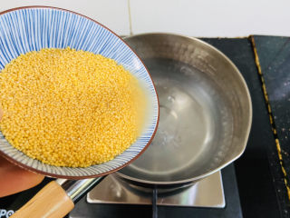 5、苹果小米粥,倒入小米