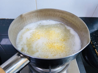 6、苹果小米粥,大火煮开