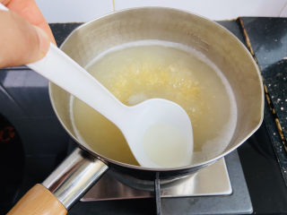 7、苹果小米粥,撇去浮末，中小火焖煮