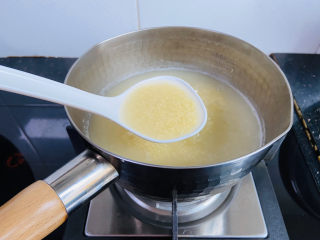 8、苹果小米粥,煮至浓稠