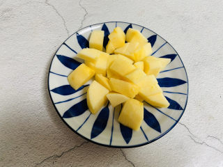 9、苹果小米粥,苹果洗净，去皮去核后切成小粒。因为苹果易氧化，所以不用提前切，随用随切即可