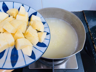 10、苹果小米粥,待小米煮至浓稠时加入苹果