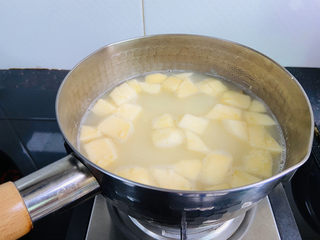 11、苹果小米粥,大火烧开煮两分钟即可