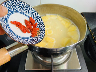 12、苹果小米粥,放入枸杞