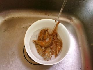 1、鲜虾粥,九节虾洗净。