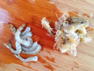 2、鲜虾粥,剥壳去头去虾肠。