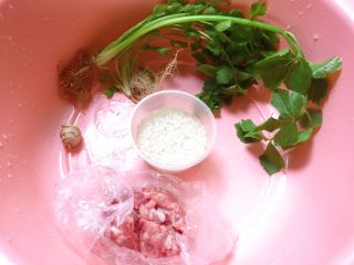 3、鲜虾粥,准备好其它食材。