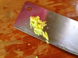 4、鲜虾粥,姜切丝。