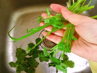 5、鲜虾粥,芹菜去叶子，香菜不用，用清水冲洗干净。