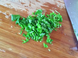 6、鲜虾粥,芹菜香菜切小丁。